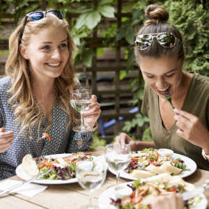 2 women eating together